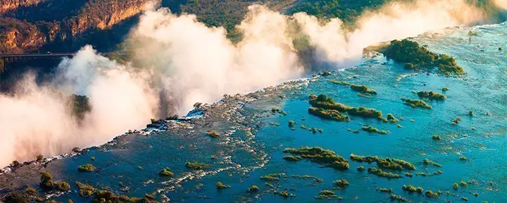 Luftaufnahme von den Victoriafällen bei Sonnenuntergang
