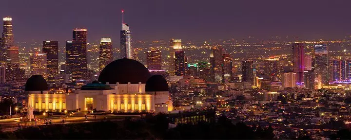 Griffith Observatory in Los Angeles bei Dunkelheit mit Blick über die Stadt