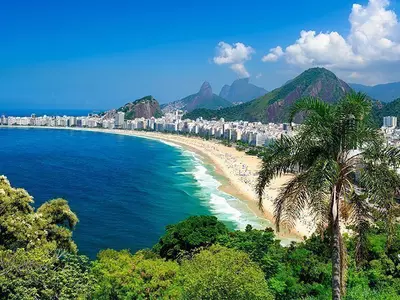 Strand Copacabana und Zuckerhut in Rio de Janeiro aus der Vogelperspektive, Brasilien