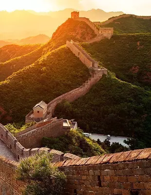 Die Chinesische Mauer im Licht des Sonnenuntergangs