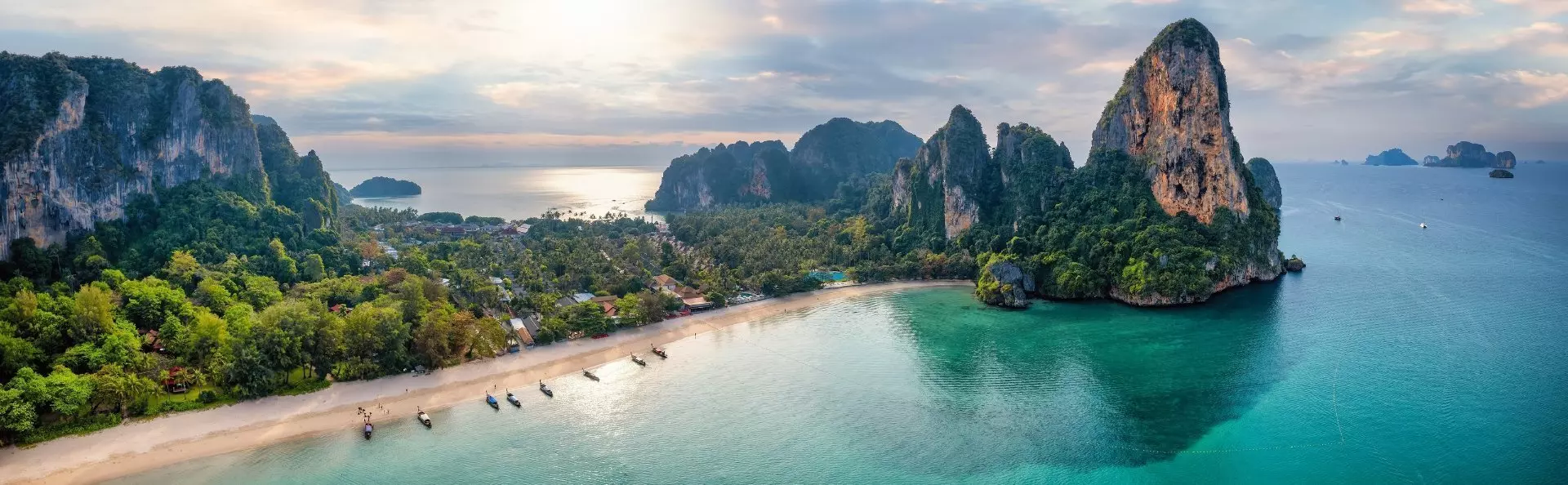 Panoramablick auf den Strand von Railay in Krabi, Thailand