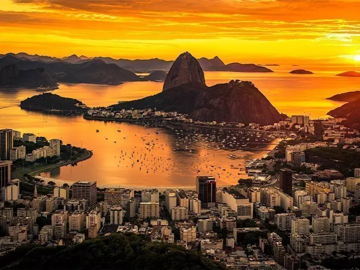 Überblick über Rio de Janeiro bei Sonnenuntergang