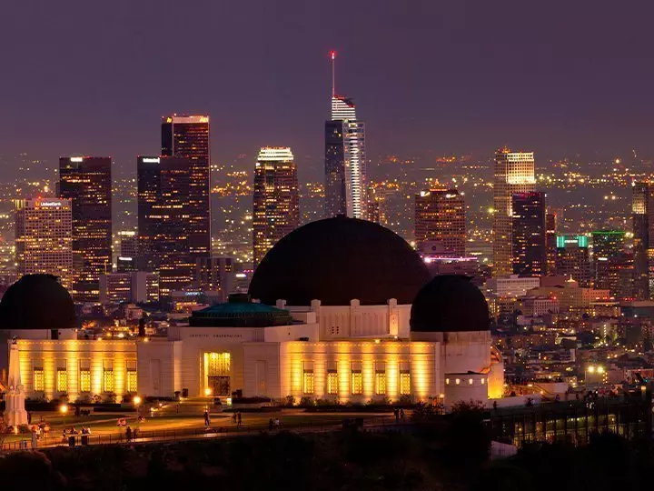 Griffith Observatory in Los Angeles bei Dunkelheit mit Blick über die Stadt