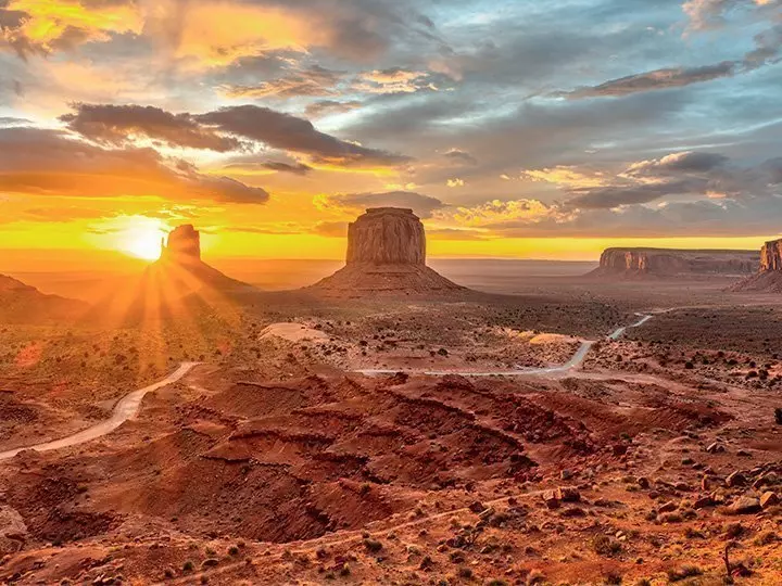 Sonnenaufgang im Monument Valley in Arizona, USA