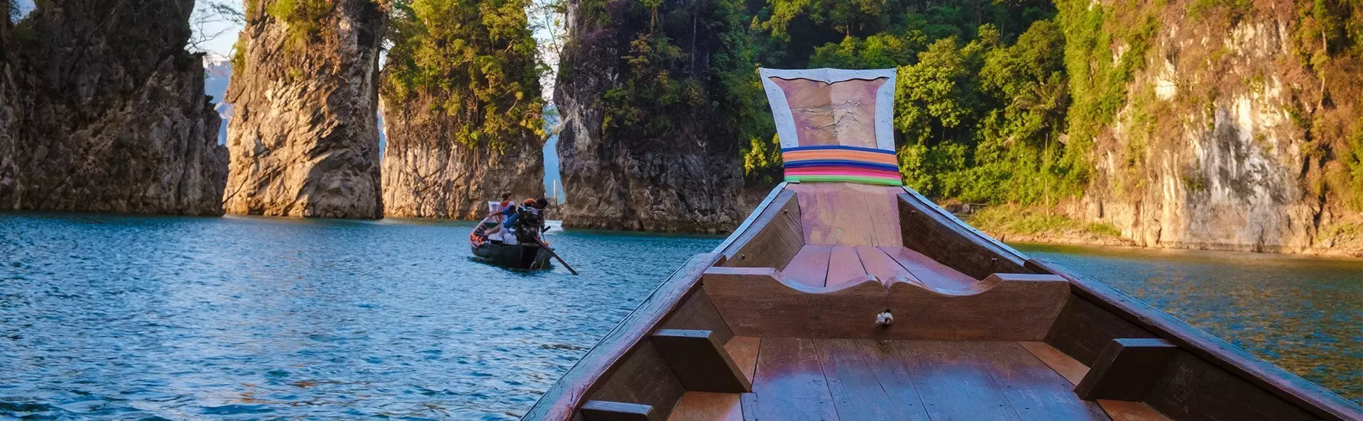 Longtailboot fahren auf dem Cheow Lan See in Khao Sok