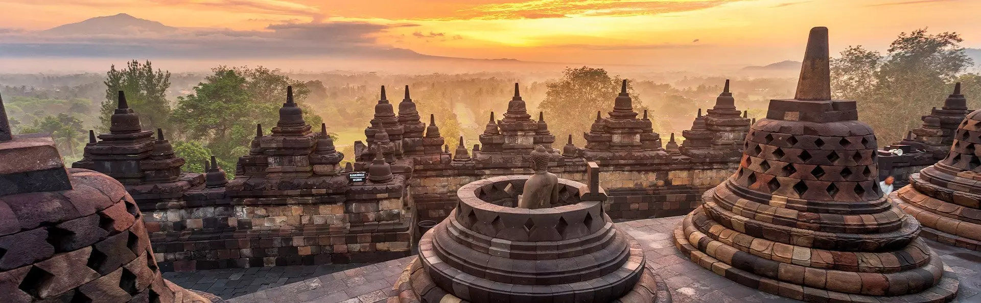 Spektakulärer und farbenfroher Sonnenuntergang vom Tempel Borobudur aus, Java