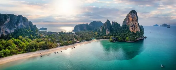 Panoramablick auf den Strand von Railay in Krabi, Thailand