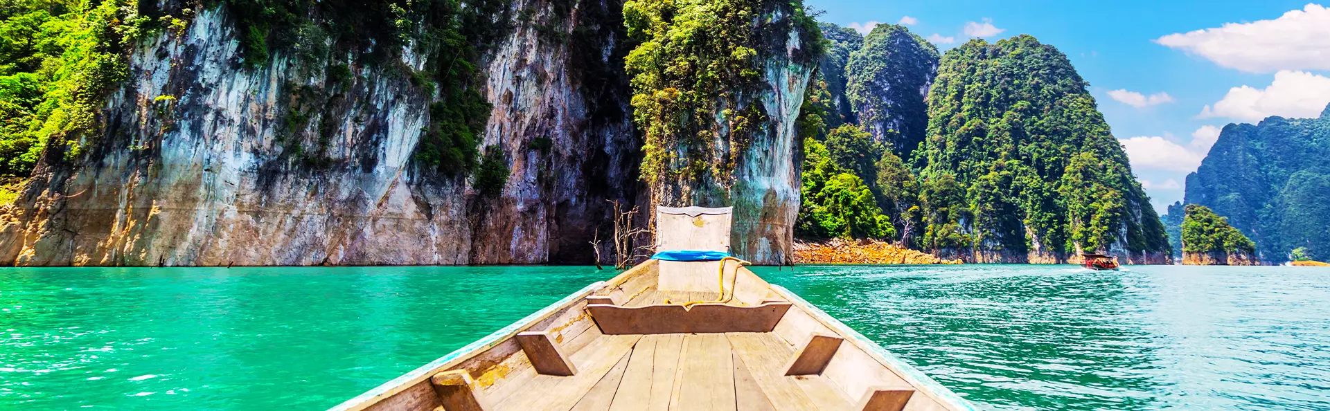 Ein langschwänziges Boot auf einem See im Khao-Sok-Nationalpark in Thailand
