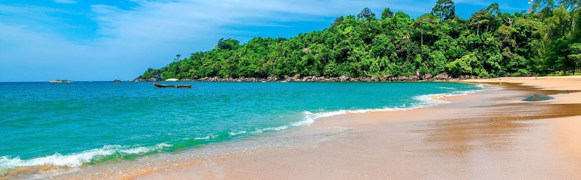 Wunderschöner Sandstrand mit azurblauem Wasser in der Nähe von Khao Lak.
