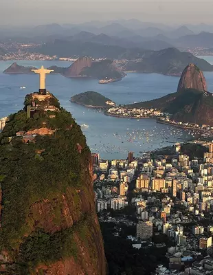 Aussicht auf die Christusstatue und den Zuckerhut in Rio de Janeiro, Brasilien