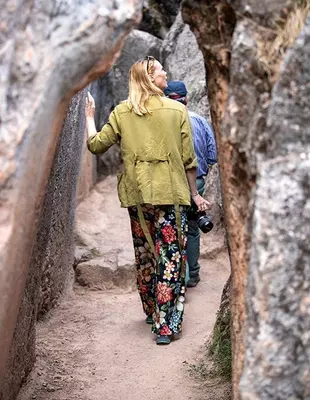 Frau erkundet Cusco in Peru