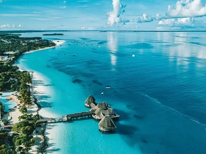 Luftaufnahme des Strandes auf Sansibar